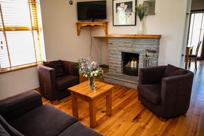 TV, fireplace - Centrally located house in Doolin Village - 6 miles from Cliffs of Moher! (Doolin)