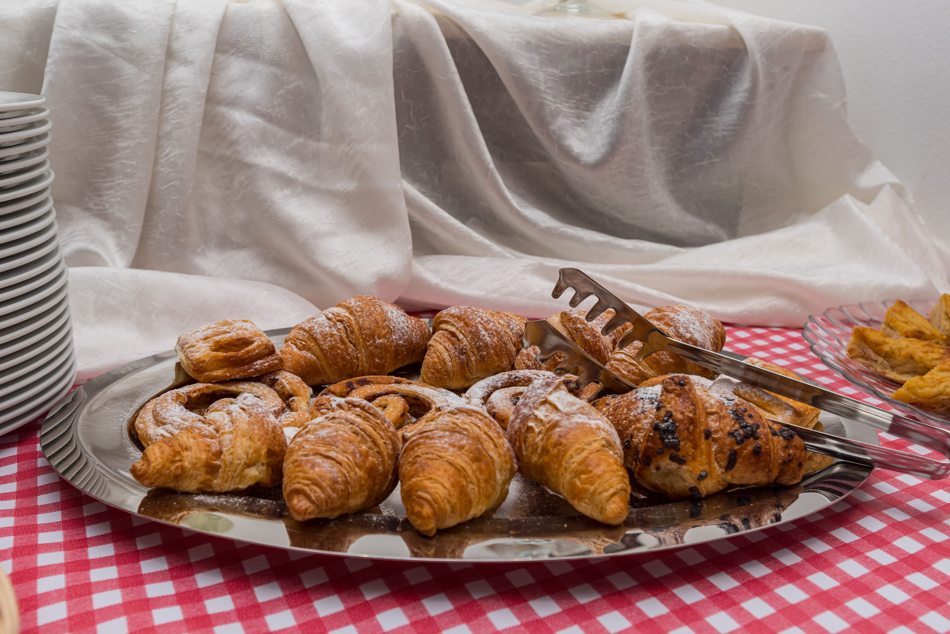 Un piatto di dolci assortiti su una tovaglia a quadri.