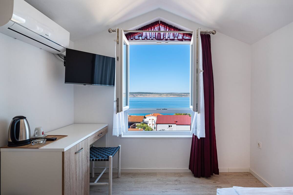 single room | room amenity