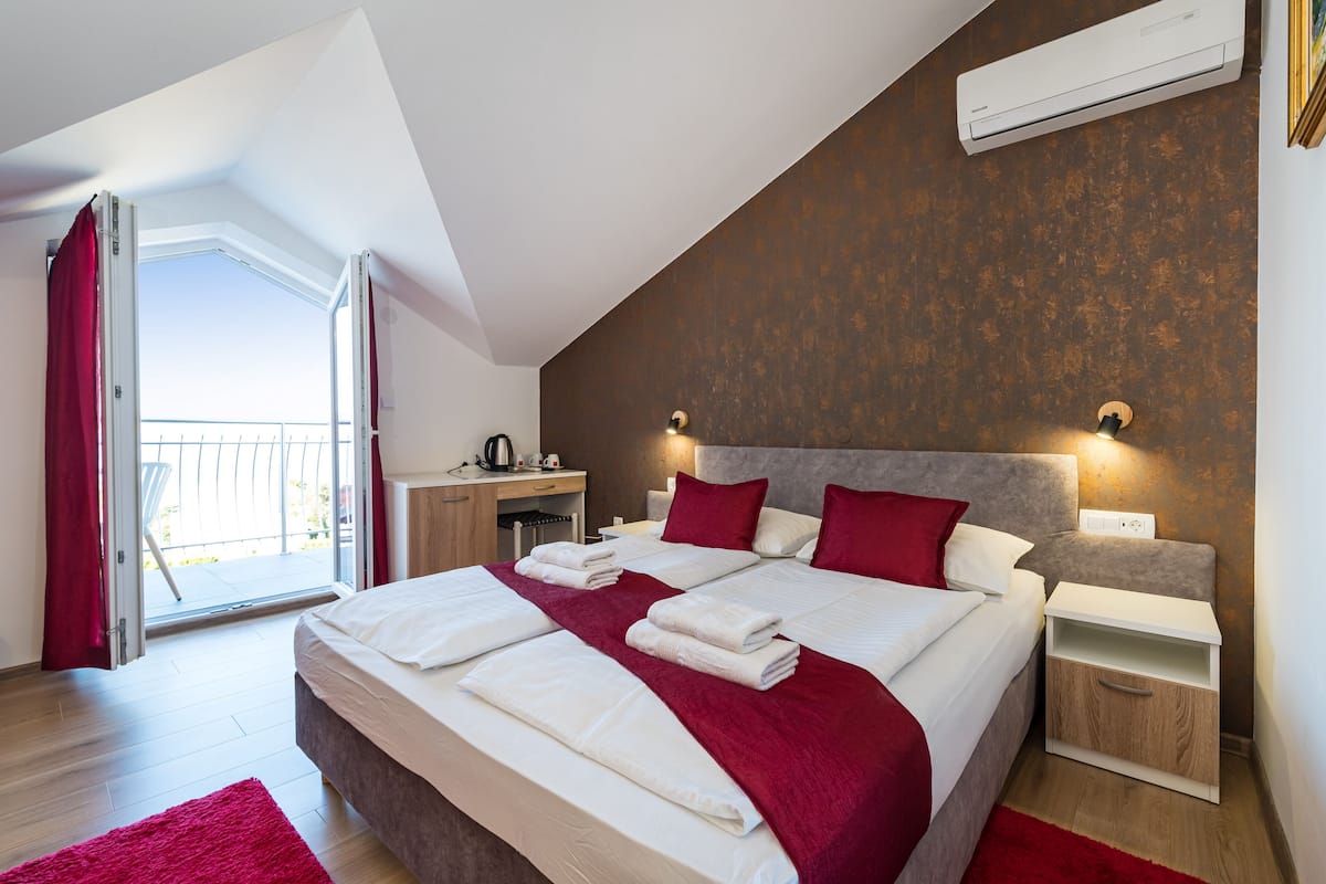 Driepersoonskamer | Luxe beddengoed, donzen dekbedden, een bureau, een laptopwerkplek
