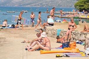 Ubicación cercana a la playa y bar en la playa