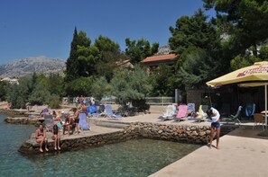 근처 해변, 비치 바