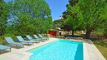 Utomhuspool och uppvärmd pool