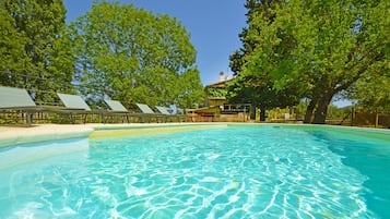Piscina all'aperto, una piscina riscaldata