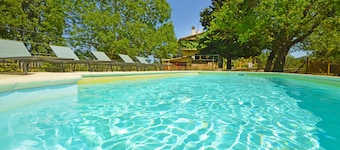 Ancienne ferme ardèchoise 12/14p 6 chb Pisc privée chauffée sans vis à vis
