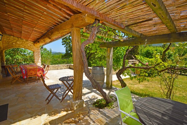 Outdoor dining - Former Ardèchoise farmhouse 12/14p 6 bdrms Private heated swimming pool not overlooked (Viviers)