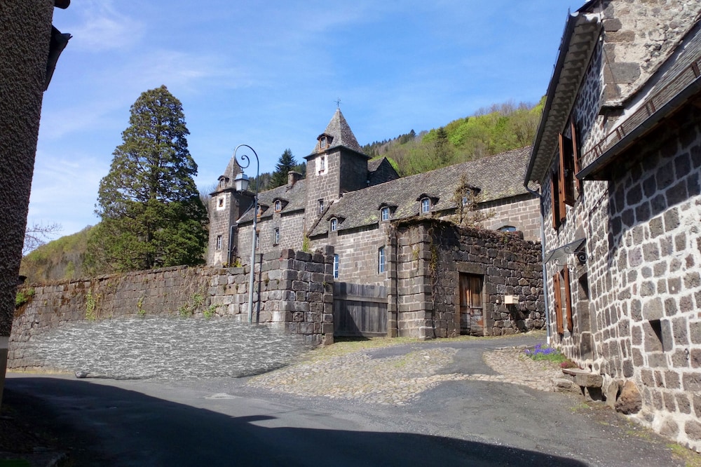 Cottage 50 m², in a small valley town on the banks of the Aspre river.
