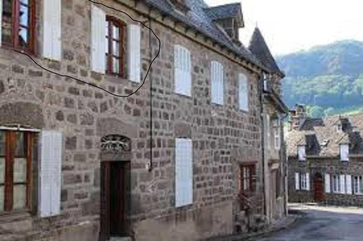 Cottage 50 m², in a small valley town on the banks of the Aspre river.