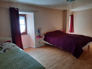 1 slaapkamer, een bureau, wifi, beddengoed