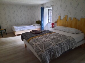 1 bedroom, desk, WiFi, bed sheets - Cottage 50 m², in a small valley town on the banks of the Aspre river. (Fontanges)