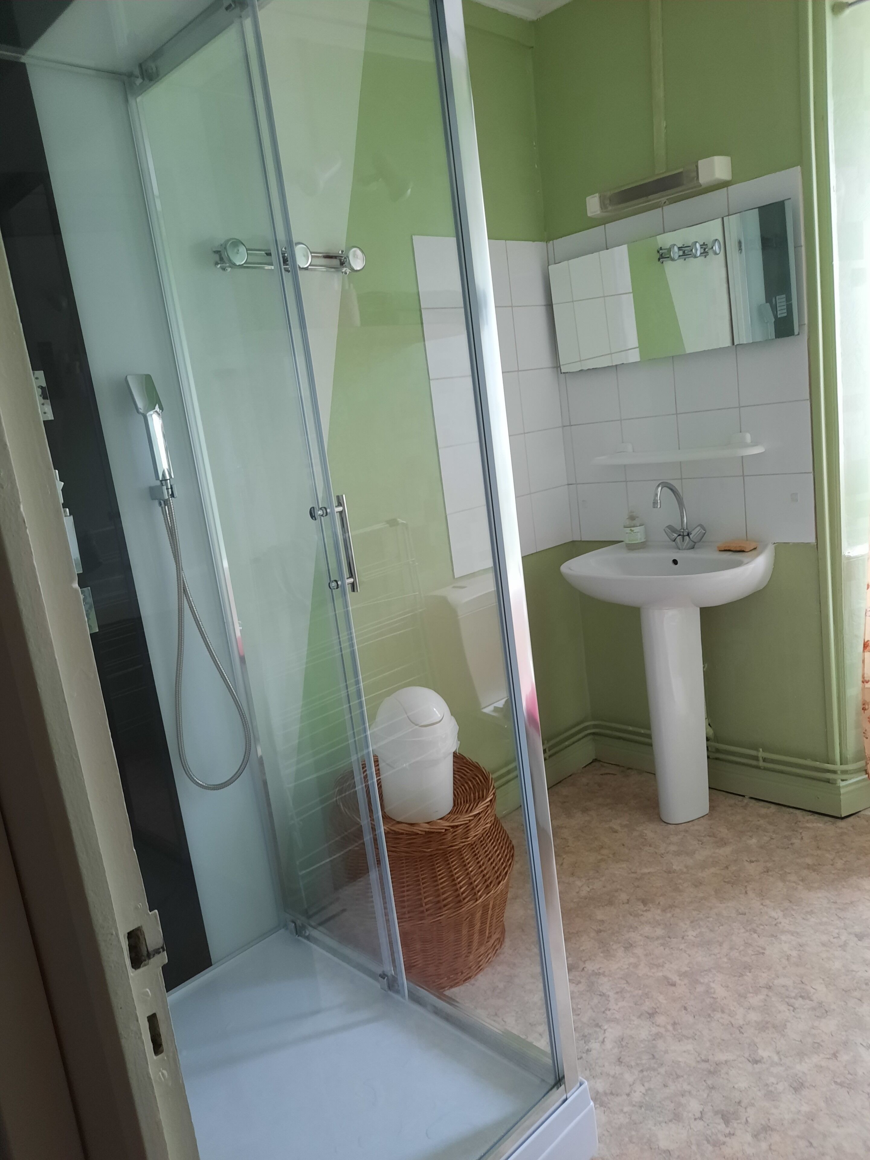 Een douche, gratis toiletartikelen, een haardroger, handdoeken