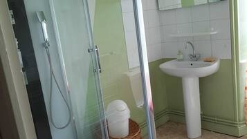 Een douche, gratis toiletartikelen, een haardroger, handdoeken