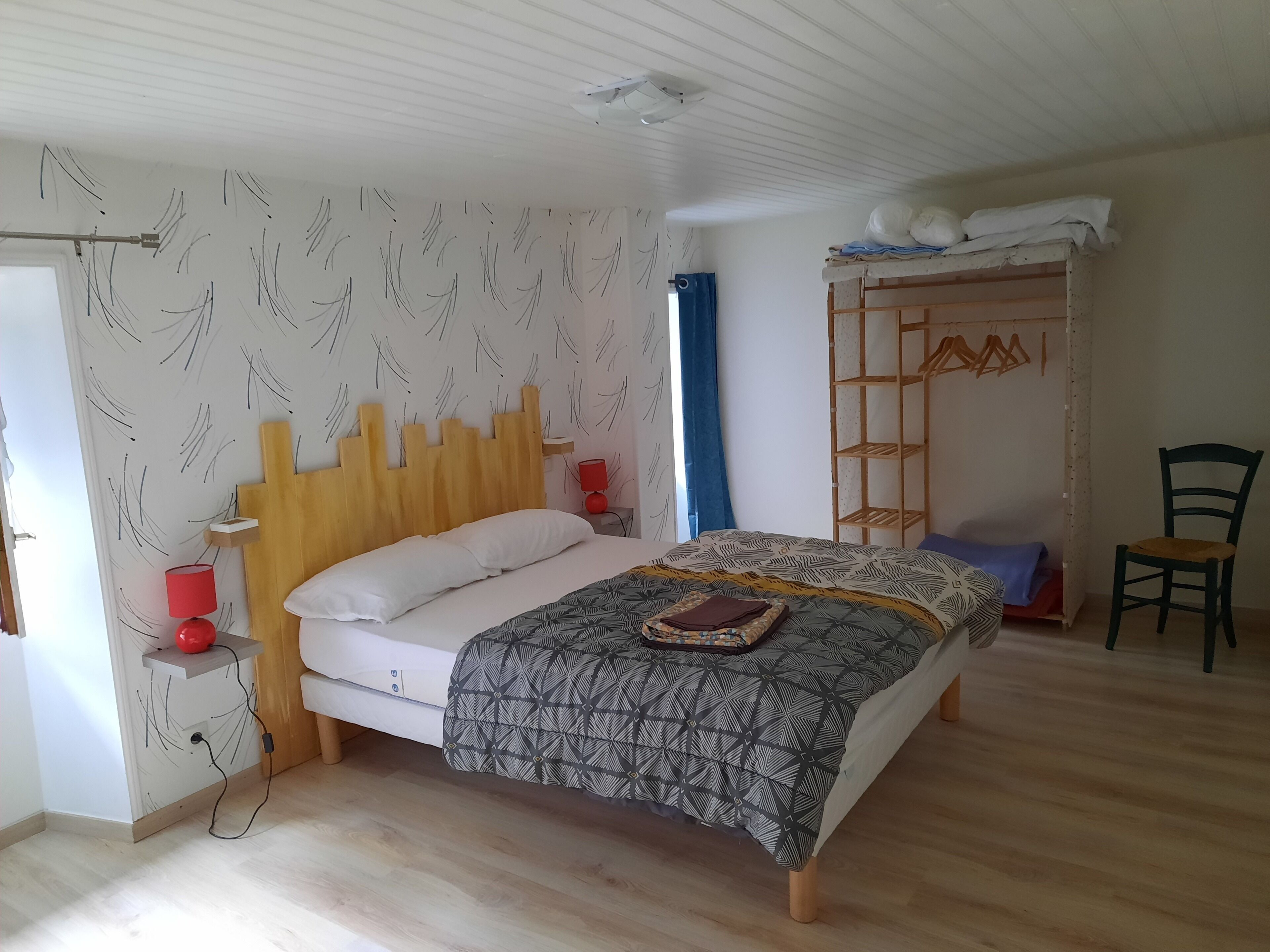 1 camera, una scrivania, Wi-Fi, lenzuola