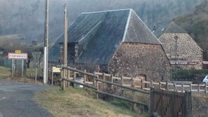 Exterior - Cottage 50 m², in a small valley town on the banks of the Aspre river. (Fontanges)