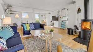 Ein modernes Wohnzimmer mit einer Couch, einem Couchtisch und einem Kamin.