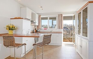 ثلاجة، موقد طهي مسطح، غسالة أطباق، ماكينة لصنع القهوة/الشاي