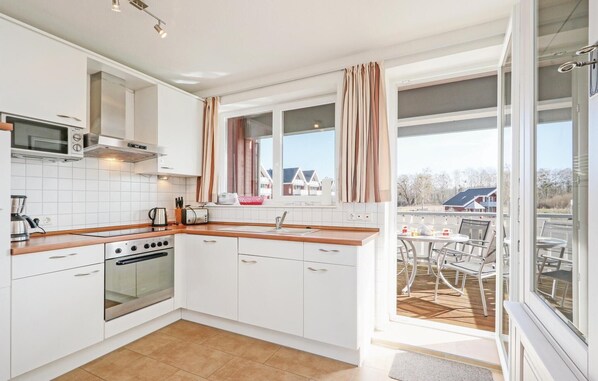 Kühlschrank, Mikrowelle, Herdplatte, Geschirrspüler