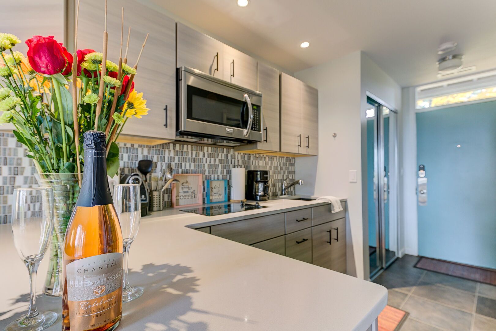 ☀ Cozy Aviation ✈ Style Lake View Condo @ The Shores