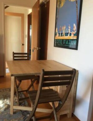 Apartment, Non Smoking | In-room dining