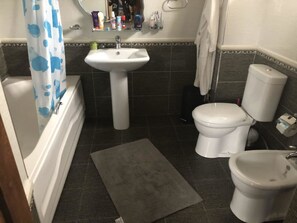 Rumah Comfort, 4 kamar tidur, kolam renang pribadi | Kamar mandi | Kombinasi shower/bathtub dan perlengkapan mandi gratis