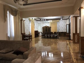 Maison Confort, 4 chambres, piscine privée | Aire de séjour | Téléviseur à écran plat