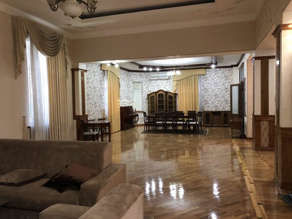 舒適單棟房屋, 4 間臥室, 私人泳池 | 客廳 | 平面電視