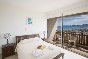 3 bedrooms, in-room safe, iron/ironing board, travel cot