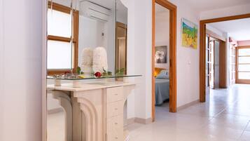 3 sovrum, vÀrdeförvaringsskÄp pÄ rummet och strykjÀrn/strykbrÀda