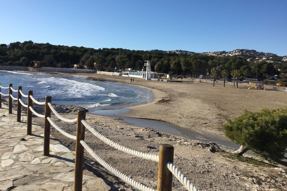 2 bedroom apartment in Moraira. Beach at 150 meters. Large terrace, air cond