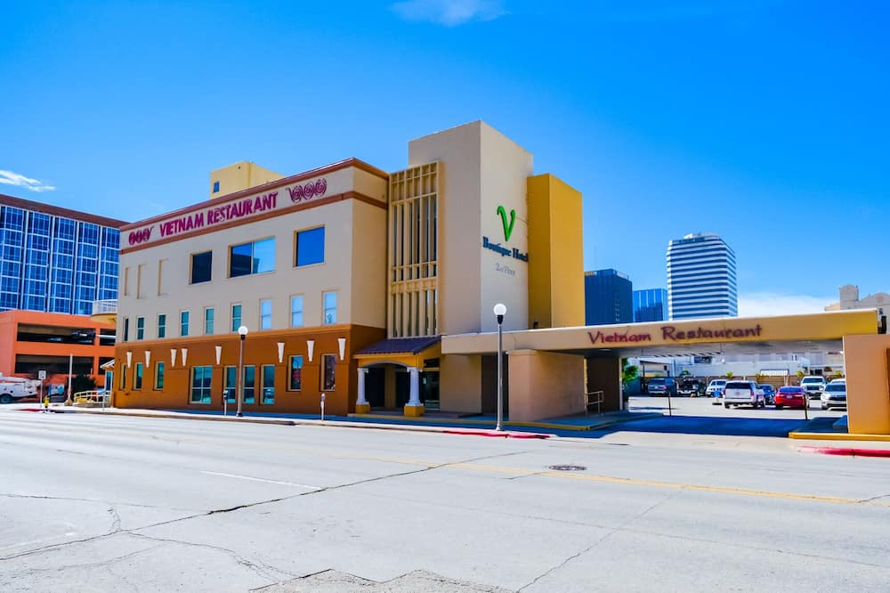 Beautiful Art Deco Suite Located Near Downtown & The Marina- Unit 1 Queen