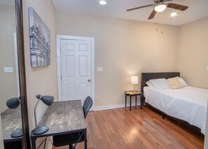 2 室のベッドルーム、アイロン / アイロン台、WiFi、ベッドシーツ