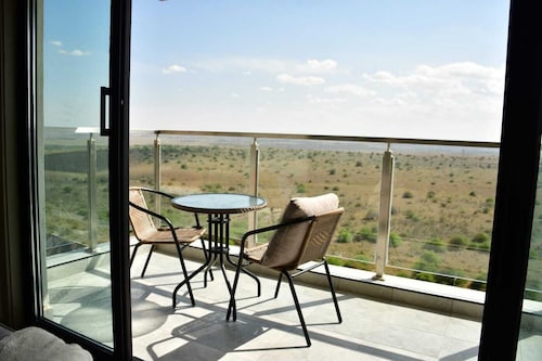 Elegant Comfy 3 Bedroom Apartment