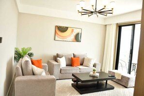 Lägenhet - 2 sovrum - balkong | Vardagsrum | 43-tums smart-tv med digitalkanaler, Netflix och streamingtjänster