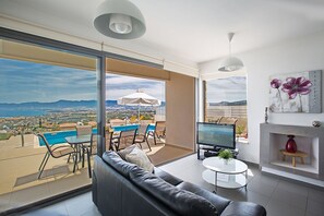 Smart TV, chimenea, reproductor de DVD y biblioteca musical 