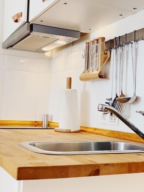 Een koelkast, een magnetron, een oven, een kookplaat