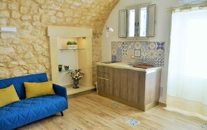 Smart TV, books - At the Borgo dell'Arte Scicli (Scicli)