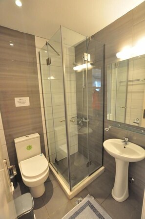 Shower, rainfall showerhead, hair dryer, towels - Acharavi Garden (Corfu)