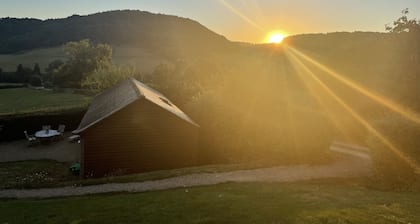 Yhden makuuhuoneen itsepalveluperiaatteella sijaitseva omaisuus idyllisessä laaksossa.