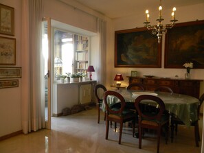 Dining - Large, elegant apartment on Janiculum hill, from 2 to 8 persons. (Roma)