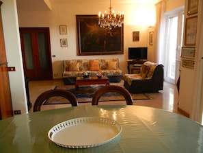 Interior - Large, elegant apartment on Janiculum hill, from 2 to 8 persons. (Roma)