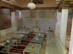 Desayuno con opciones de la cocina local incluido todos los días 