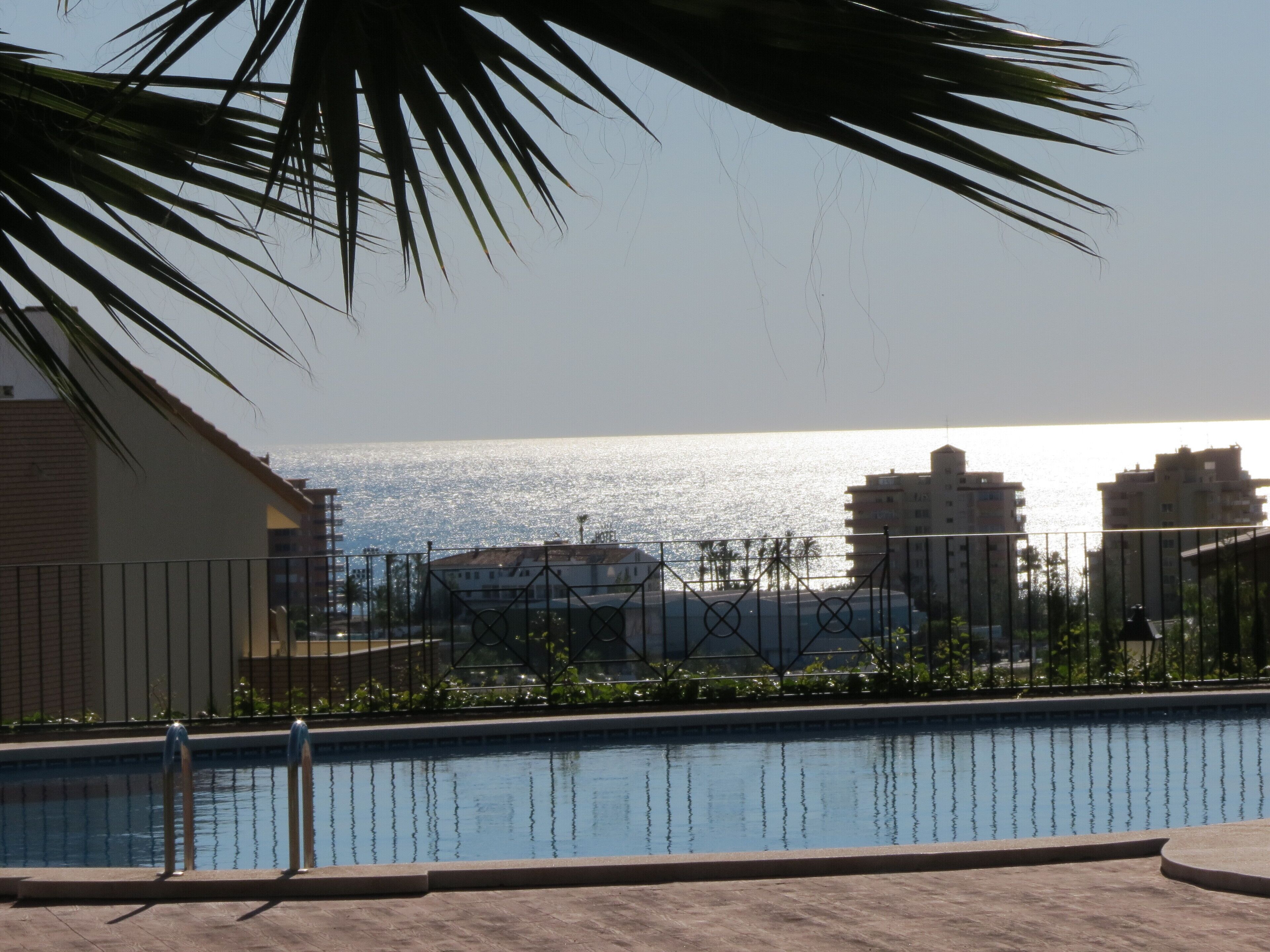 Een binnenzwembad en een buitenzwembad