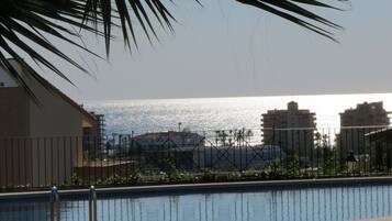 Een binnenzwembad en een buitenzwembad