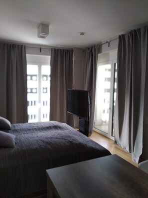 Suite | Premium bedding, memory foam beds, desk, laptop workspace - Premium Apartment München Messe (Munich)