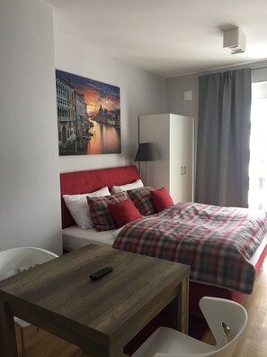 Suite | Premium bedding, memory foam beds, desk, laptop workspace - Premium Apartment München Messe (Munich)