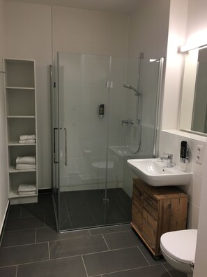 Shower, free toiletries, hair dryer, towels - Premium Apartment München Messe (Munich)