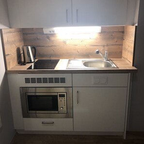 Fridge, microwave, stovetop, espresso maker - Premium Apartment München Messe (Munich)