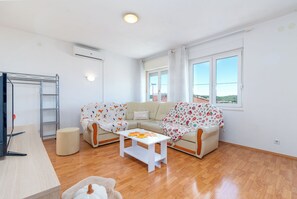 TV - JOSIP 2, apartment with 2 bedrooms & only 230m from a pebble beach (Okrug Gornji)