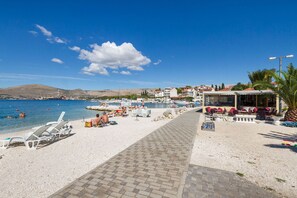 Playa en los alrededores y camastros 