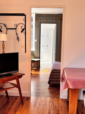 1 bedroom, iron/ironing board, WiFi (free)